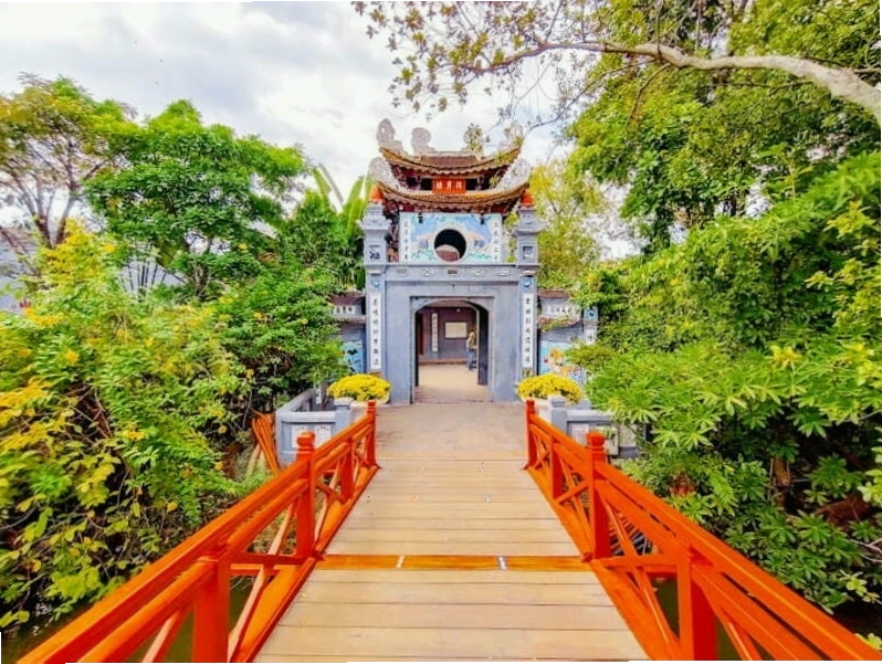 Lối vào một khu di tích lịch sử cổ kính