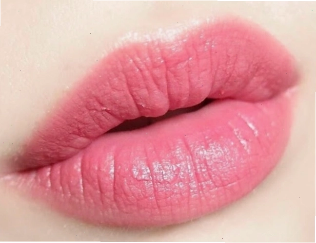 Màu xăm môi hồng cánh sen đẹp tự nhiên