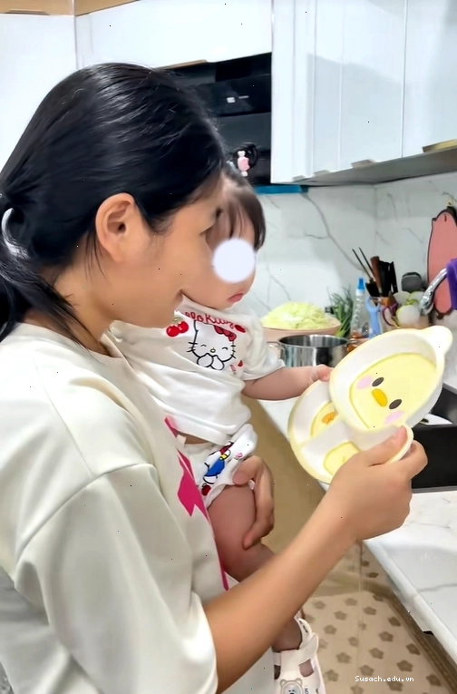 Meme chế lại yêu cầu chăm sóc con của 'phú bà' Bắc Giang