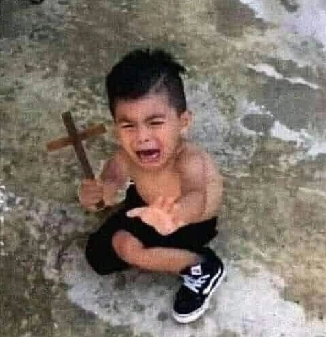 Meme Chuột Cầm Thánh Giá: Biểu tượng hài hước của sự hoảng loạn