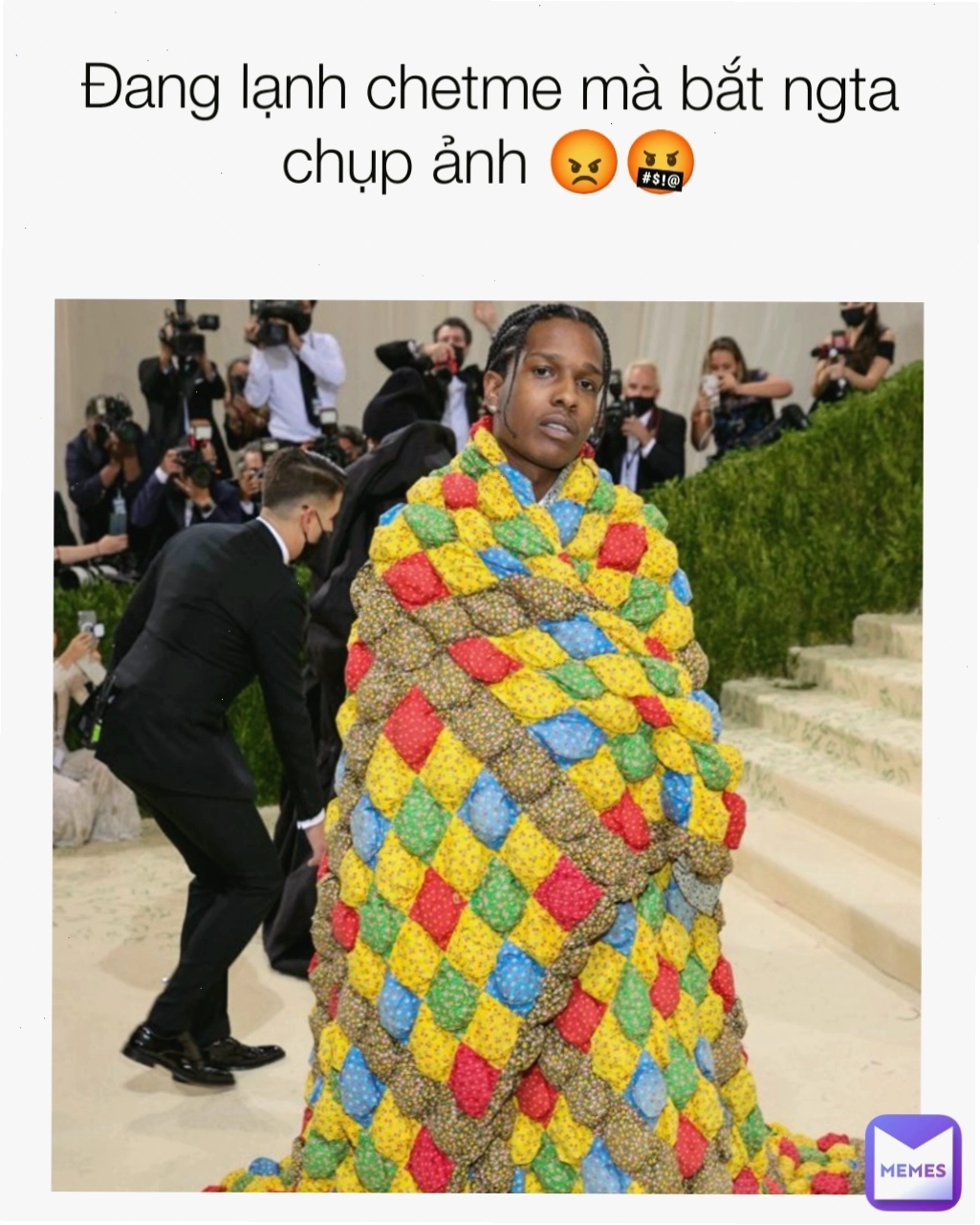 Meme cô gái bị lạnh và có vẻ không hài lòng