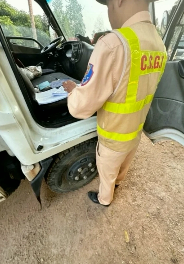 Meme công an bắt bài