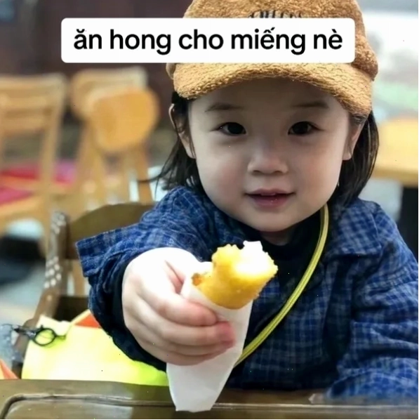 Meme há miệng ra đút cho ăn gây cười sảng khoái