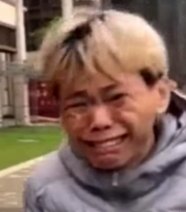 Meme lau nước mắt với khuôn mặt méo mó