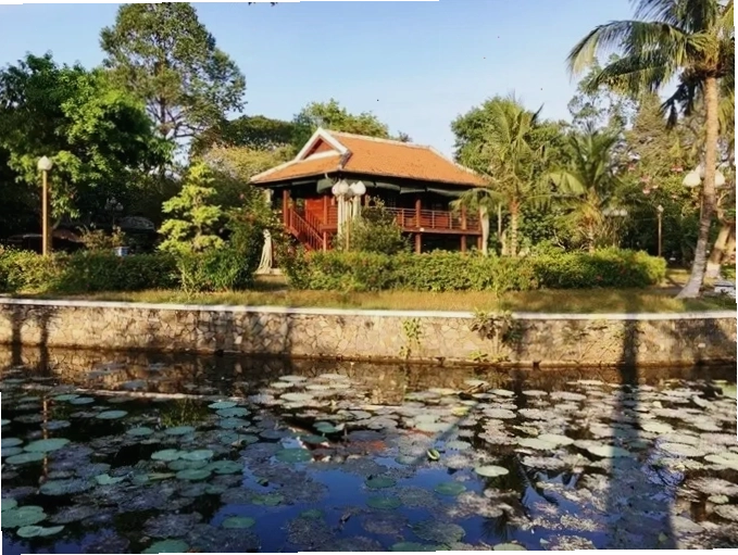 Mô hình nhà sàn Bác Hồ trong Khu di tích Nguyễn Sinh Sắc