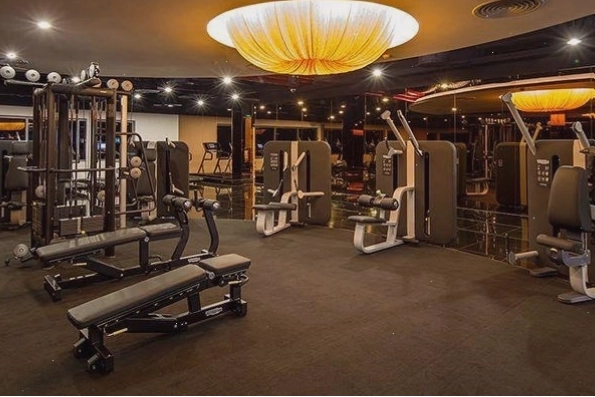 Môi trường tập luyện rộng rãi, thoáng mát tại các phòng gym tầm trung