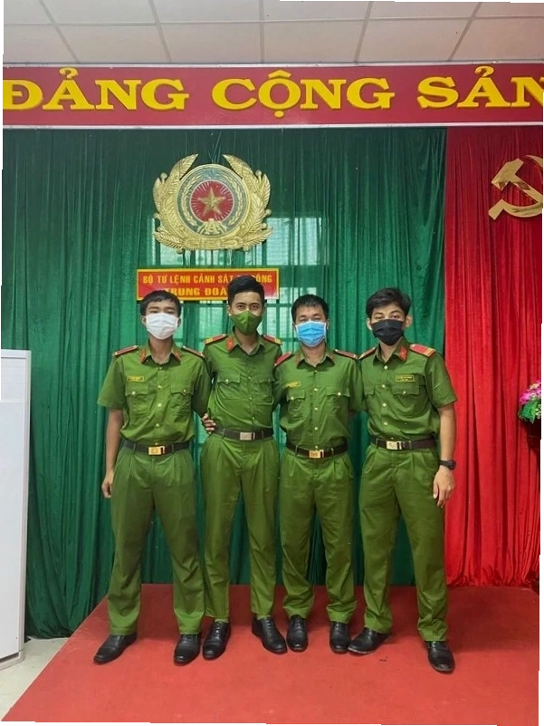 Một hình ảnh công an được chế thành meme