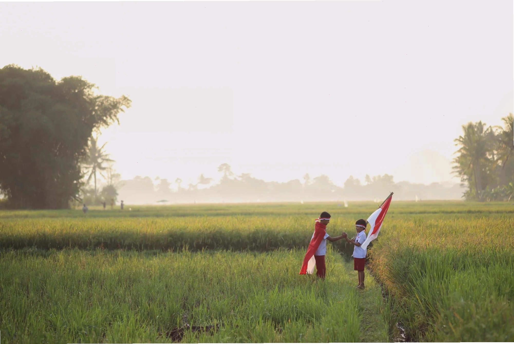 Một học sinh Indonesia tự hào với lá cờ Tổ quốc