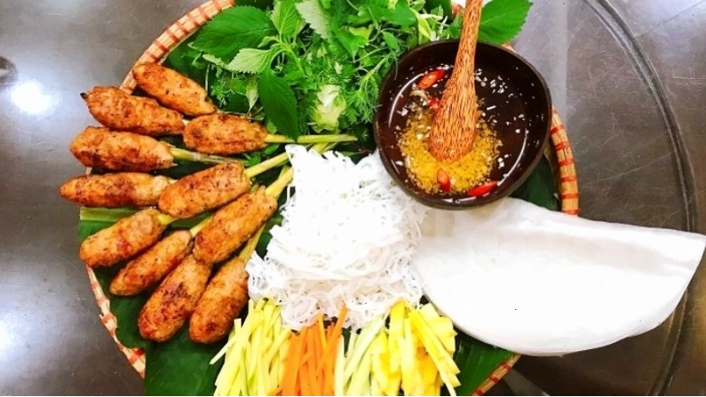 Nem nướng chứa tinh bột từ bánh tráng và chất béo từ gia vị, thịt