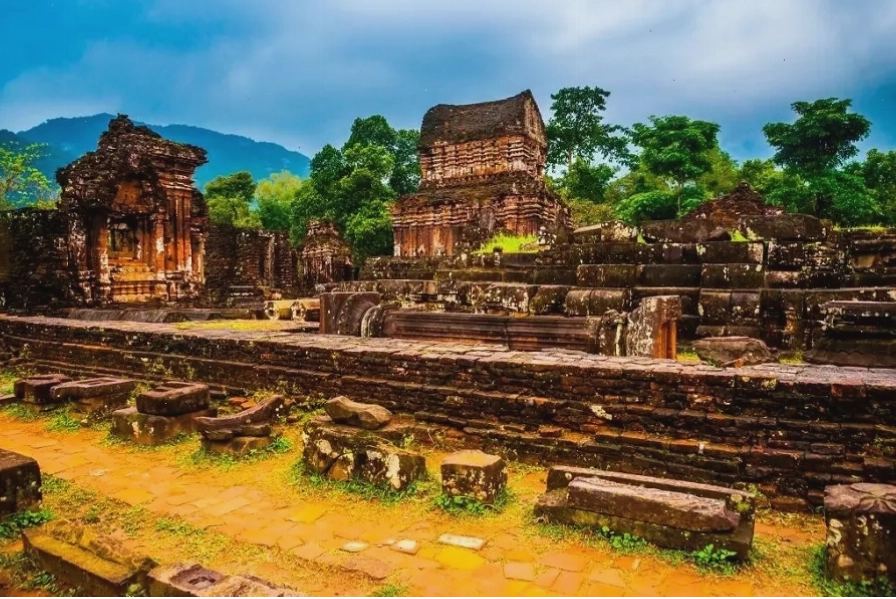 Nét rêu phong cổ kính trên các bức tường đá tại Mỹ Sơn