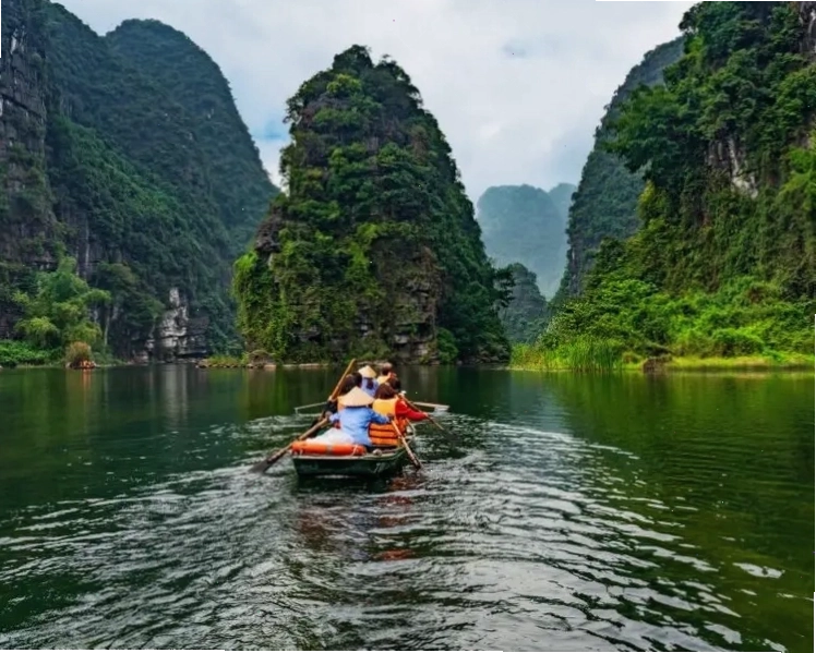 Ngồi thuyền dạo quanh Tràng An là một trải nghiệm vô cùng tuyệt vời.