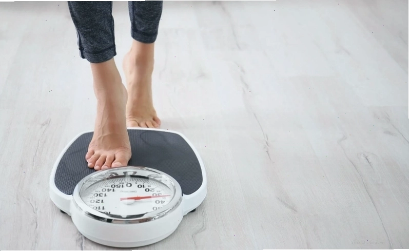 Người đang bơi sải với tốc độ nhanh, cho thấy cường độ cao đốt nhiều calo