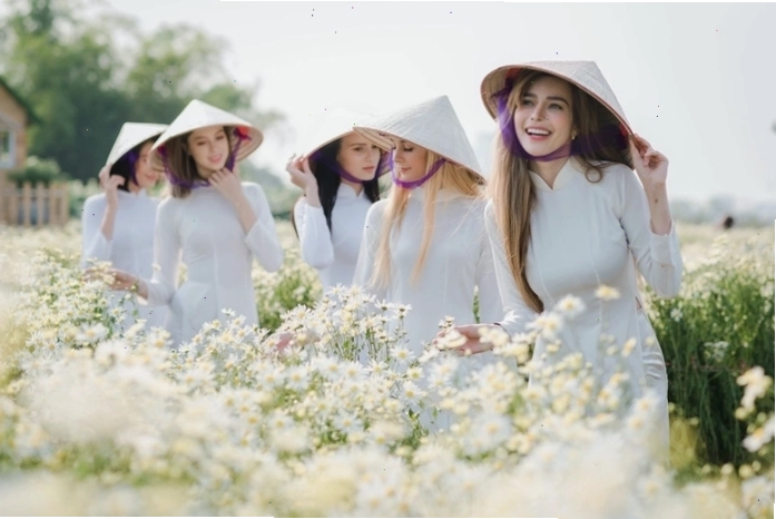 Người nước ngoài diện áo dài với phong thái thanh lịch
