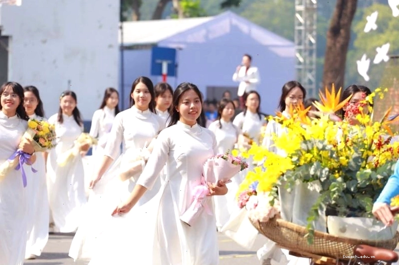 Người phụ nữ mặc áo dài duyên dáng