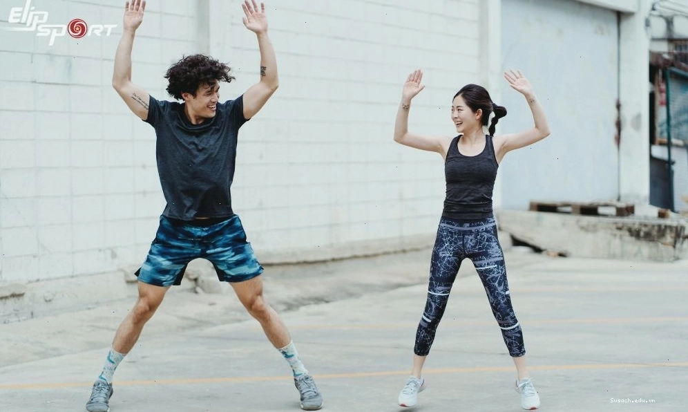 Người tập đang thực hiện động tác jumping jack với nhịp điệu nhanh để đốt calo