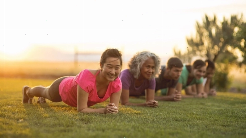 Người tập plank trong phòng tập thể hình