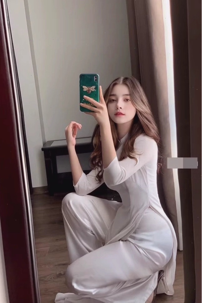 Nguyễn Thị Hằng, hot girl Tiktok, nổi tiếng với vẻ đẹp trong tà áo dài