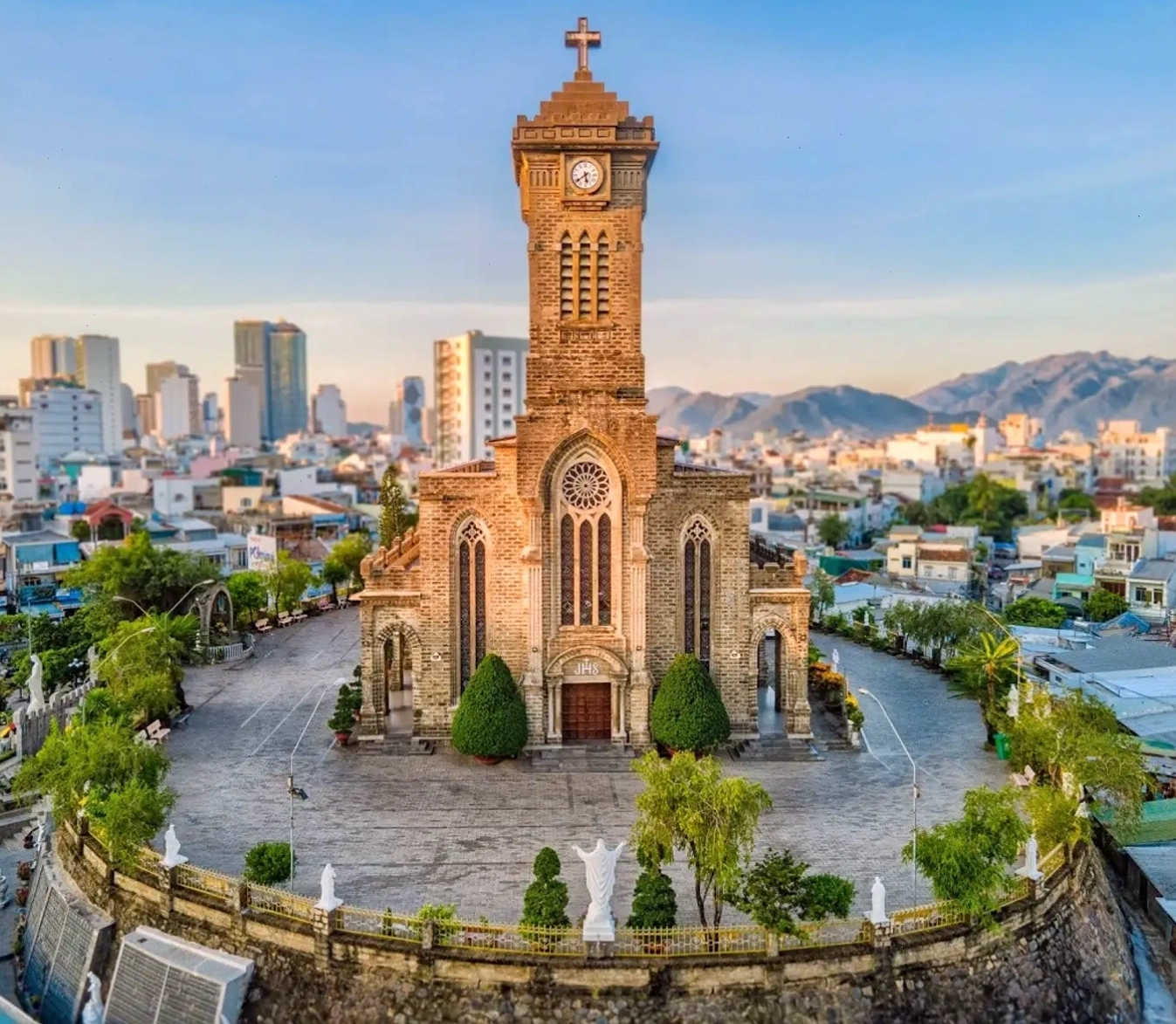 Nhà thờ Đá Nha Trang với kiến trúc Gothic ấn tượng