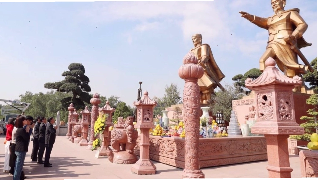 Quảng trường Chiến thắng tại Di tích Bạch Đằng Giang