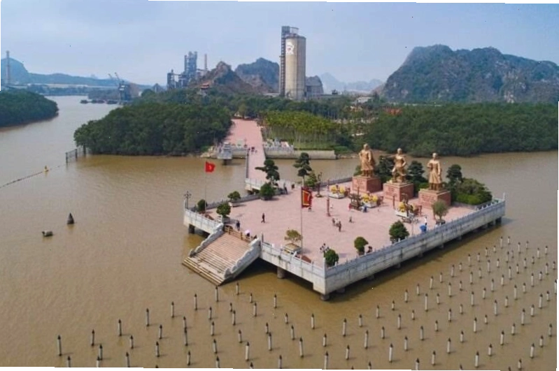 Sông Bạch Đằng nằm ở vị trí giữa Quảng Ninh và Hải Phòng