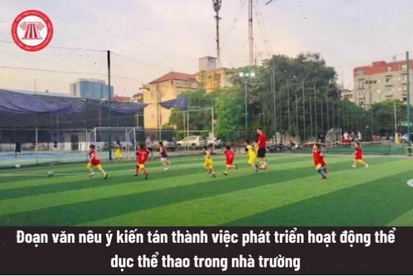 Tập thể lớp chụp ảnh kỷ niệm cùng thầy cô