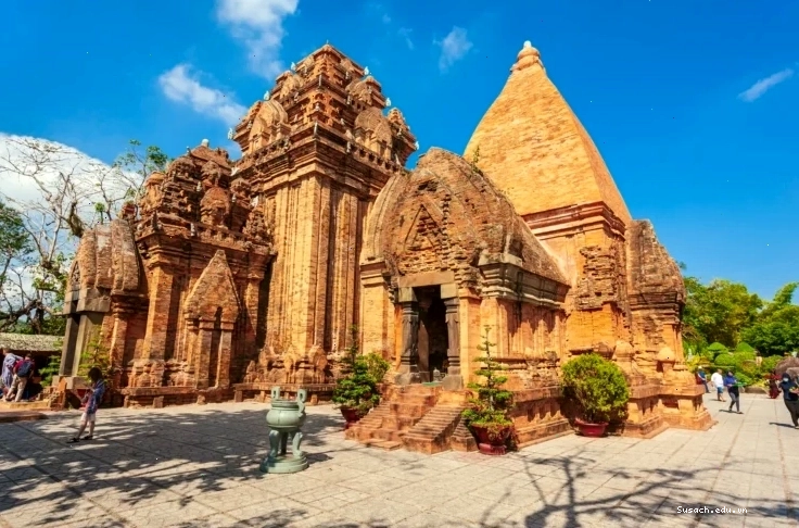 Tháp Bà Ponagar với kiến trúc Chăm Pa độc đáo, một trong những di tích lịch sử nổi tiếng ở Nha Trang