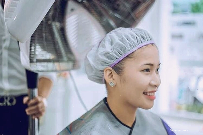 Thoa dầu hấp tóc từ thân xuống ngọn, tránh chân tóc