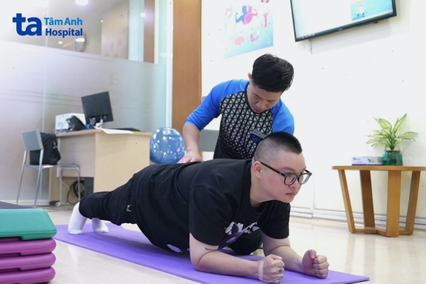 Thực hiện plank nghiêng để tác động vào cơ bụng xiên