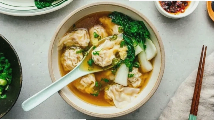 Tô hoành thánh hấp dẫn với các loại topping