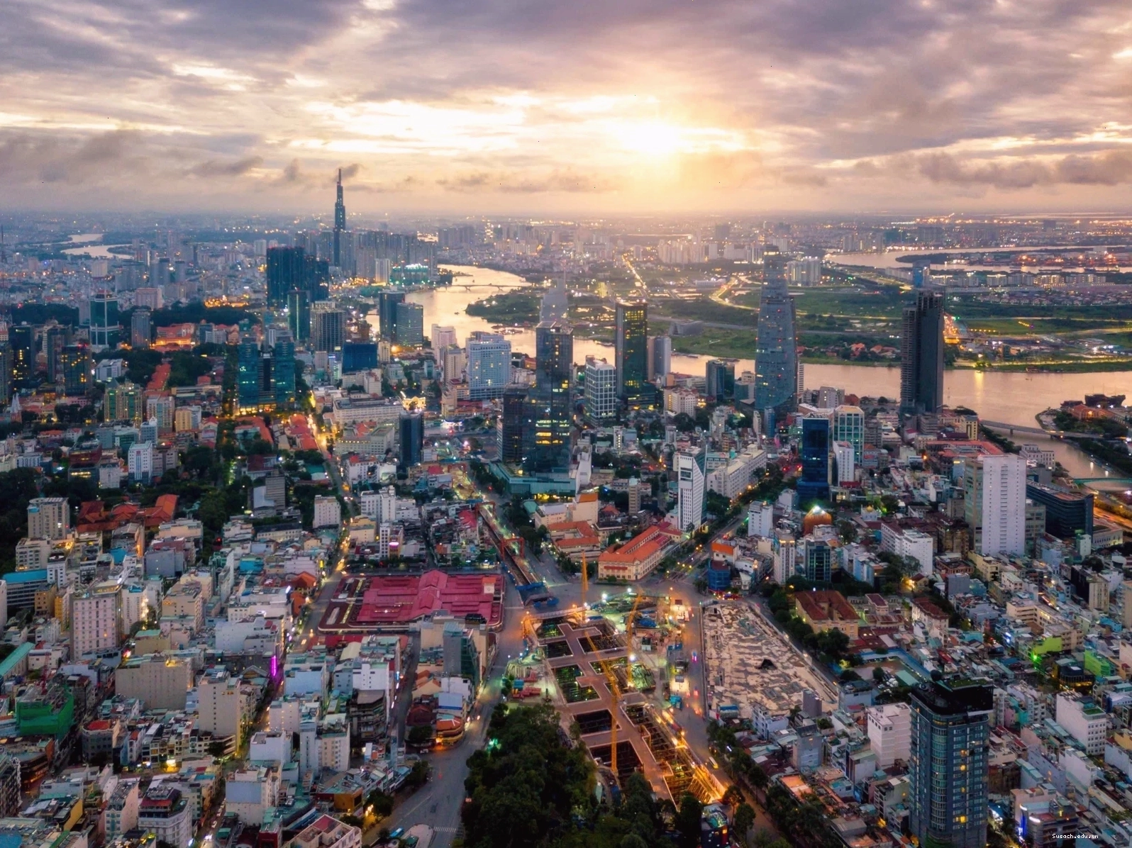 Toàn cảnh Chợ Bến Thành lung linh về đêm từ trên cao