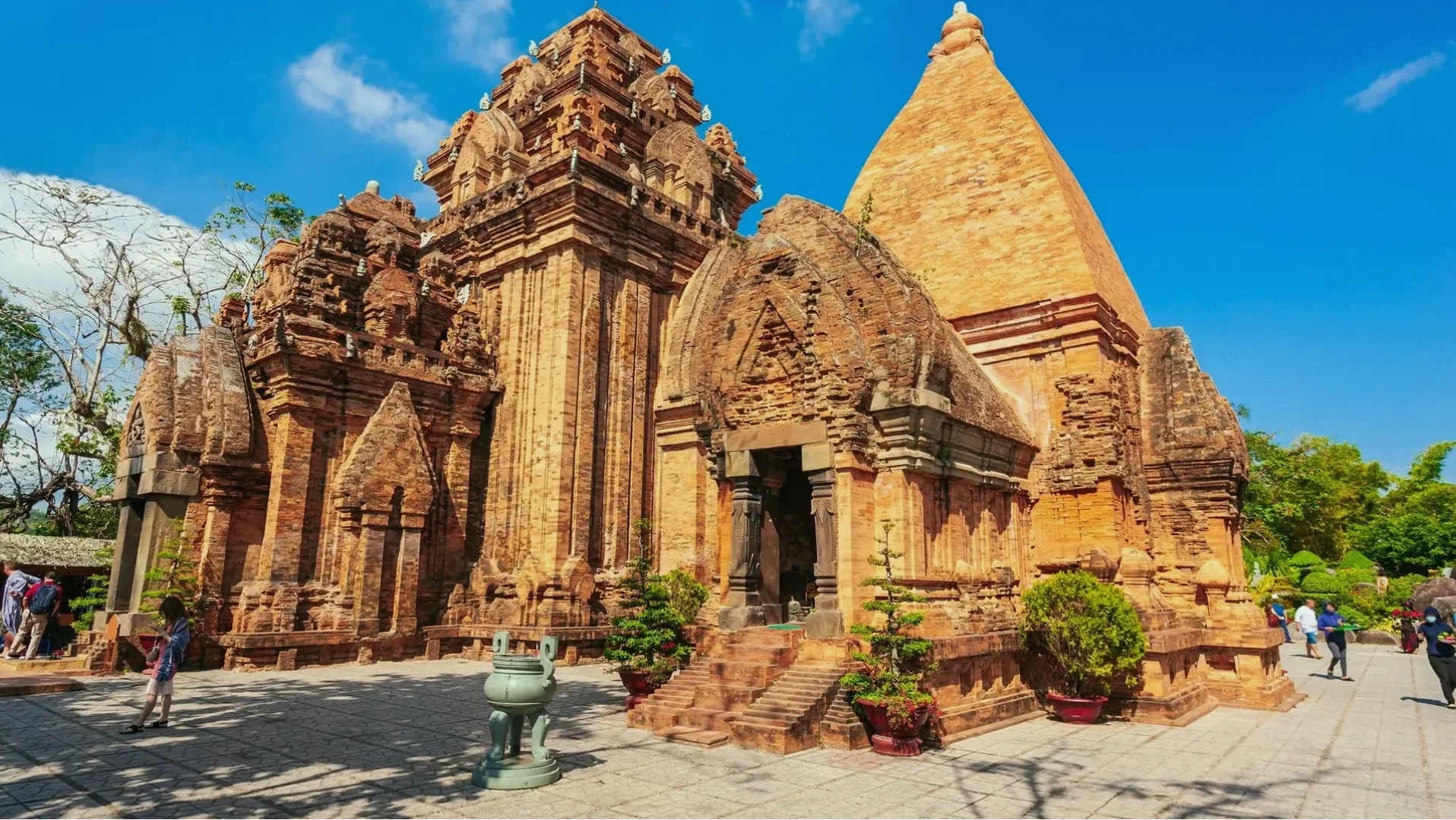 Toàn cảnh khu di tích lịch sử Tháp Bà Ponagar nhìn từ trên cao