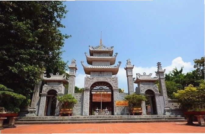 Toàn cảnh khu di tích Tràng Kênh với núi non hùng vĩ