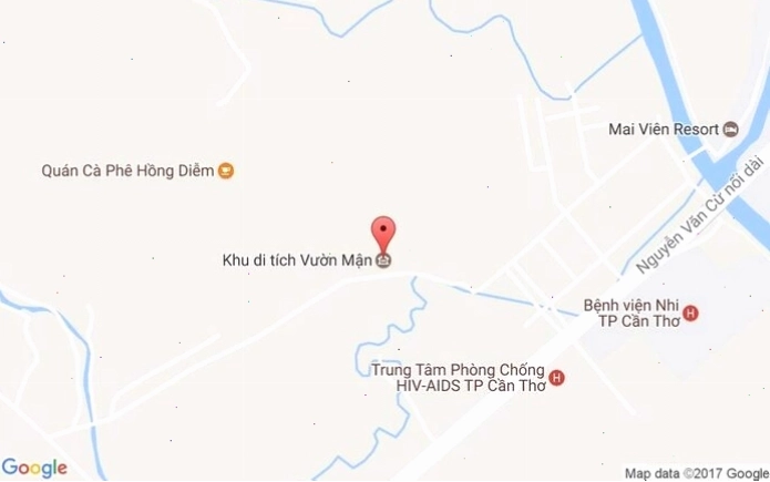 Toàn cảnh khu di tích Vườn Mận xanh mát với cây cối bao quanh