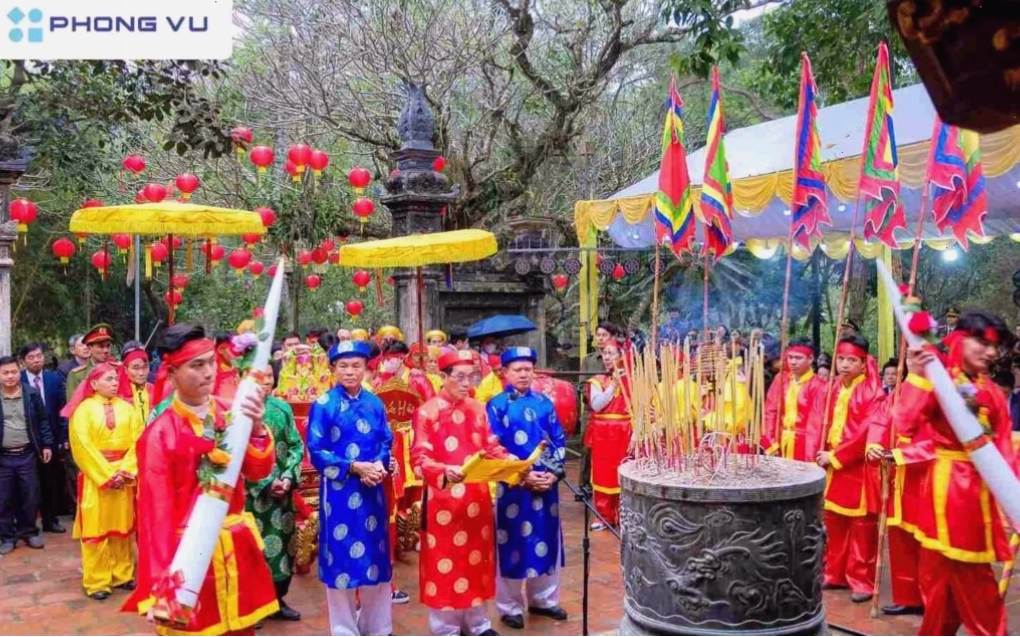 Trẻ em thích thú gói bánh chưng ngày Tết