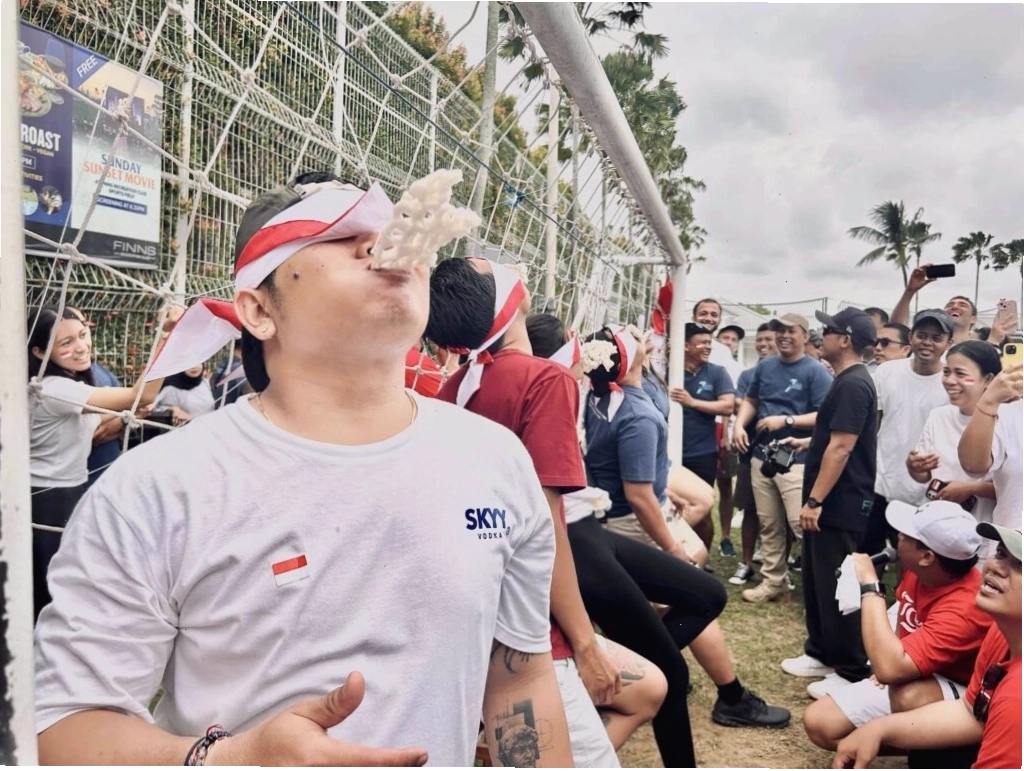 Trò chơi thi ăn krupuk trong ngày Quốc khánh Indonesia