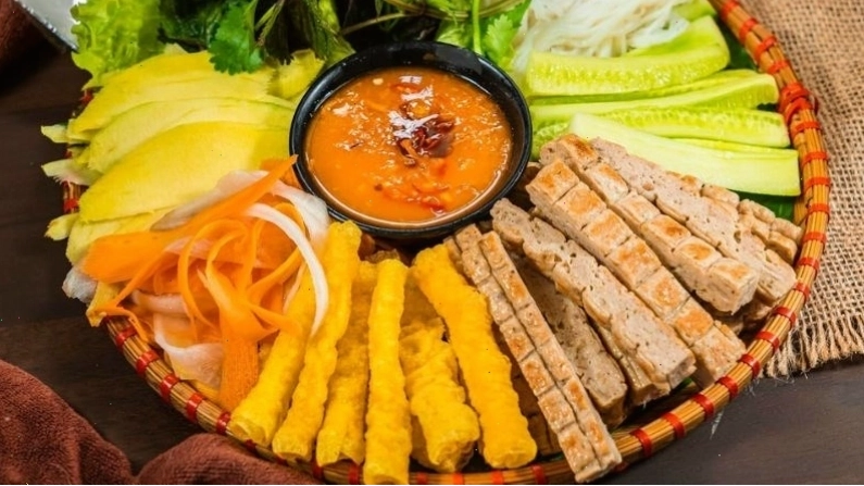 Tự chế biến nem nướng tại nhà giúp kiểm soát lượng calo