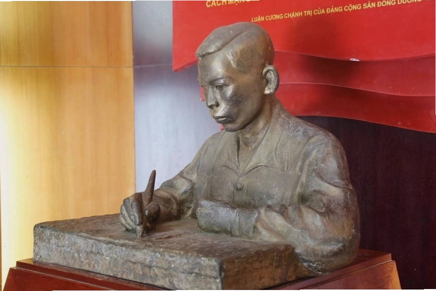 Tượng cố Tổng Bí thư Trần Phú uy nghiêm tại khu di tích