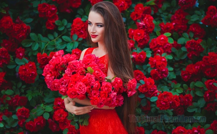 Tuyển chọn hình ảnh cô gái cầm hoa: Nét đẹp dịu dàng và quyến rũ