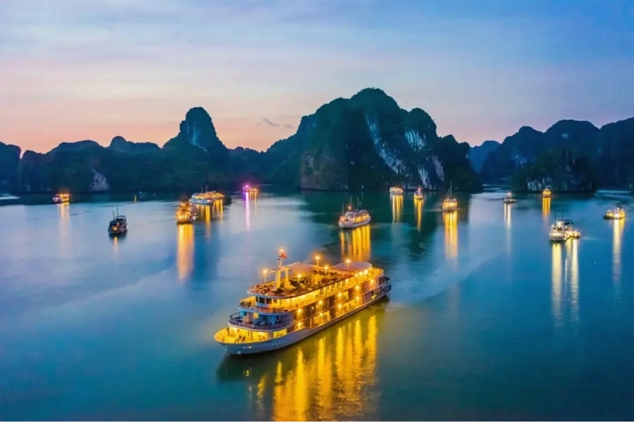 Vịnh Hạ Long Quảng Ninh với hàng nghìn đảo đá vôi kỳ vĩ