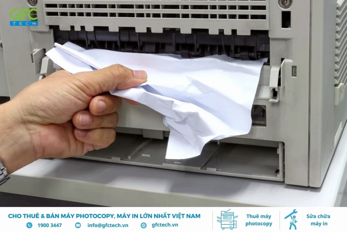 Máy in không nhận lệnh in vì bị kẹt giấy