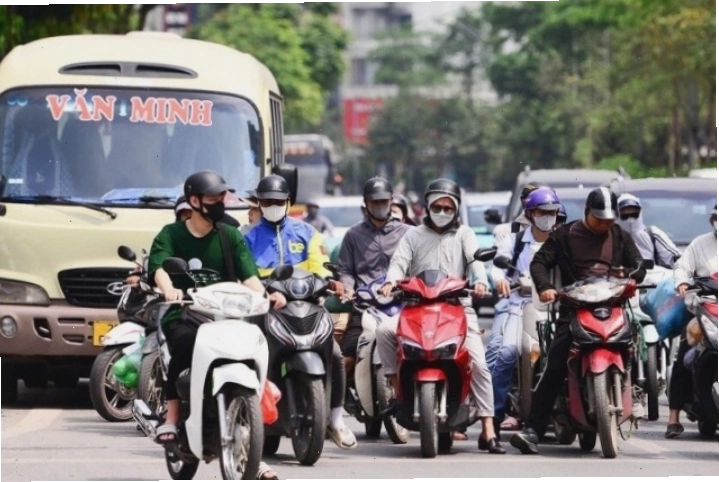 Nắng nóng gay gắt tại khu vực Hà Nội với nền nhiệt cao