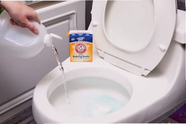 Thông bồn cầu bằng baking soda và giấm ăn