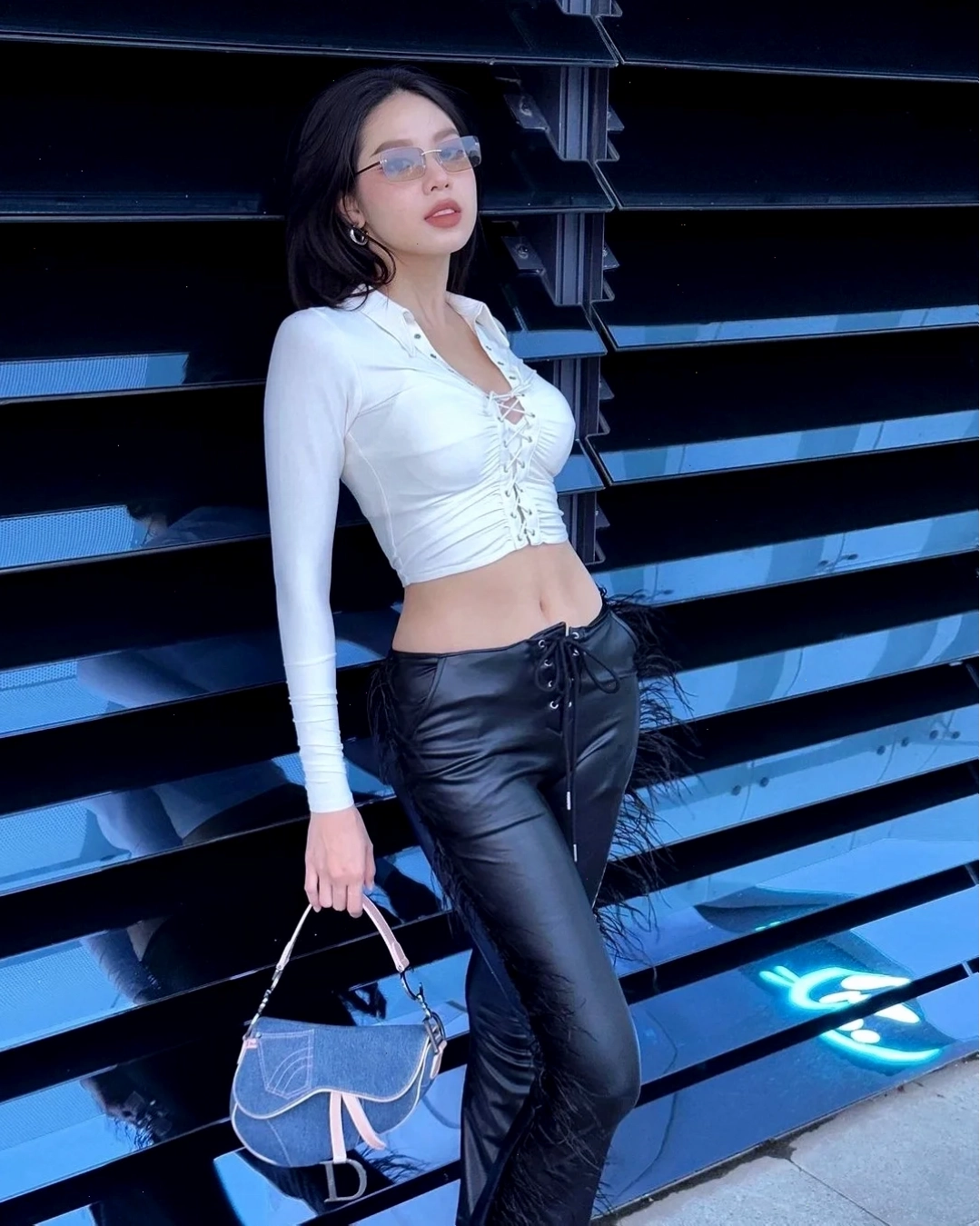 gái xinh khoe eo thon với crop top phong cách dạo phố