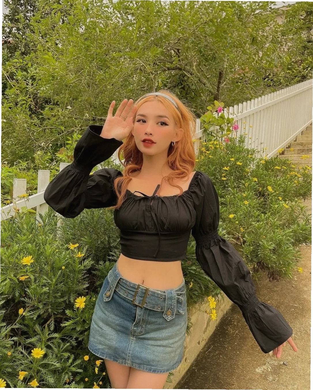 gái xinh khoe eo thon với crop top phong cách thể thao