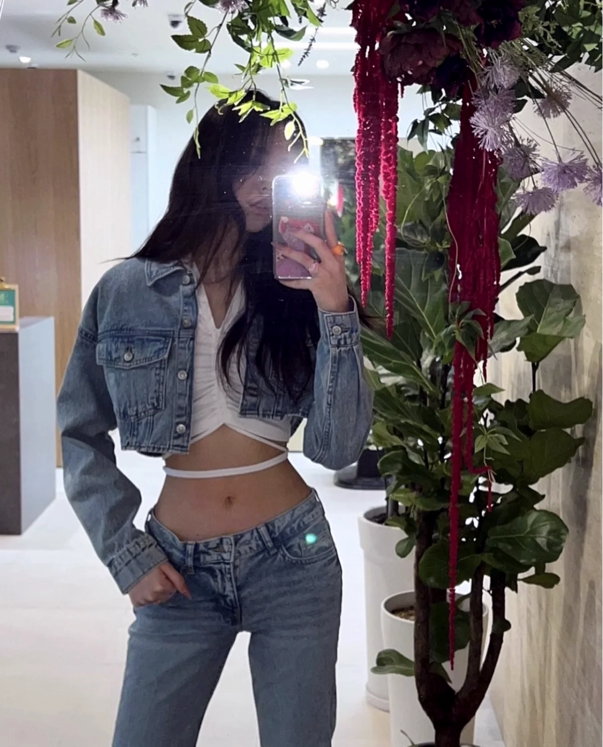 gái xinh khoe eo thon với crop top tại sân bay