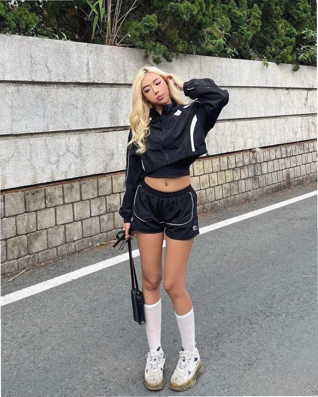 gái xinh khoe eo thon với crop top và chân váy