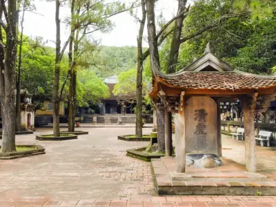 Hành trình khám phá vẻ đẹp cổ kính của Chùa Côn Sơn