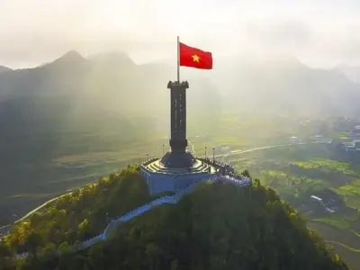 Cột cờ Lũng Cú – Địa điểm check-in nổi tiếng tại Hà Giang