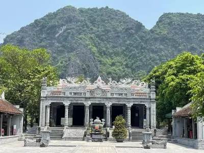 Khám phá vẻ đẹp linh thiêng và cổ kính của Đền Thái Vi