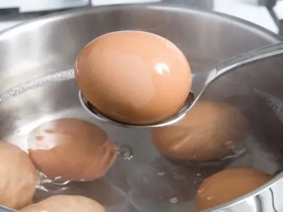 Luộc trứng bao nhiêu phút là chuẩn? Mách bạn mẹo luộc trứng
